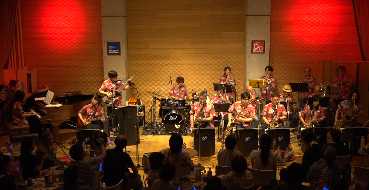赤い衣装で演奏するSSBビッグバンド