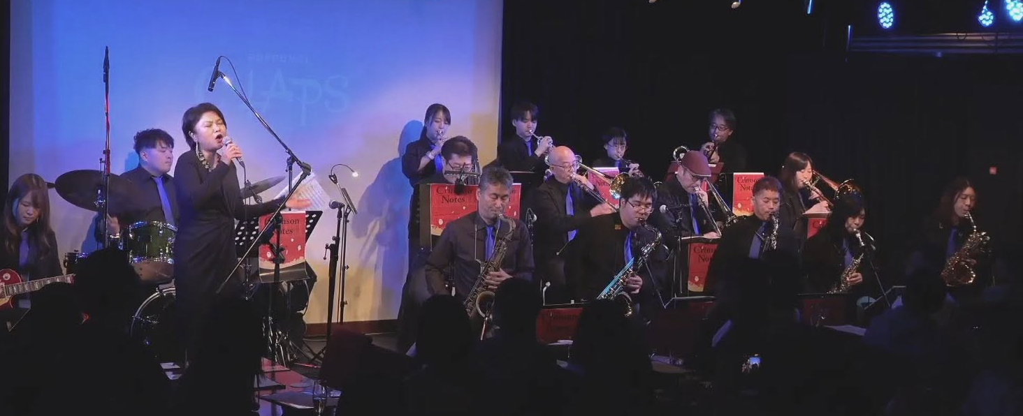 ボーカルを迎えたSSBビッグバンドのステージ