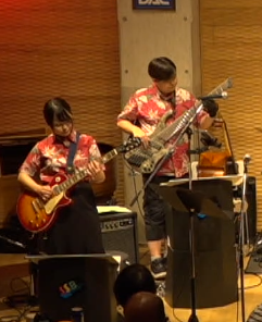 ギターとベースの演奏